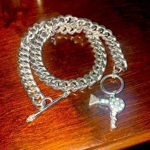 What a beautiful 🔗 chain cute blow dryer charmed that’s attached 💎💎